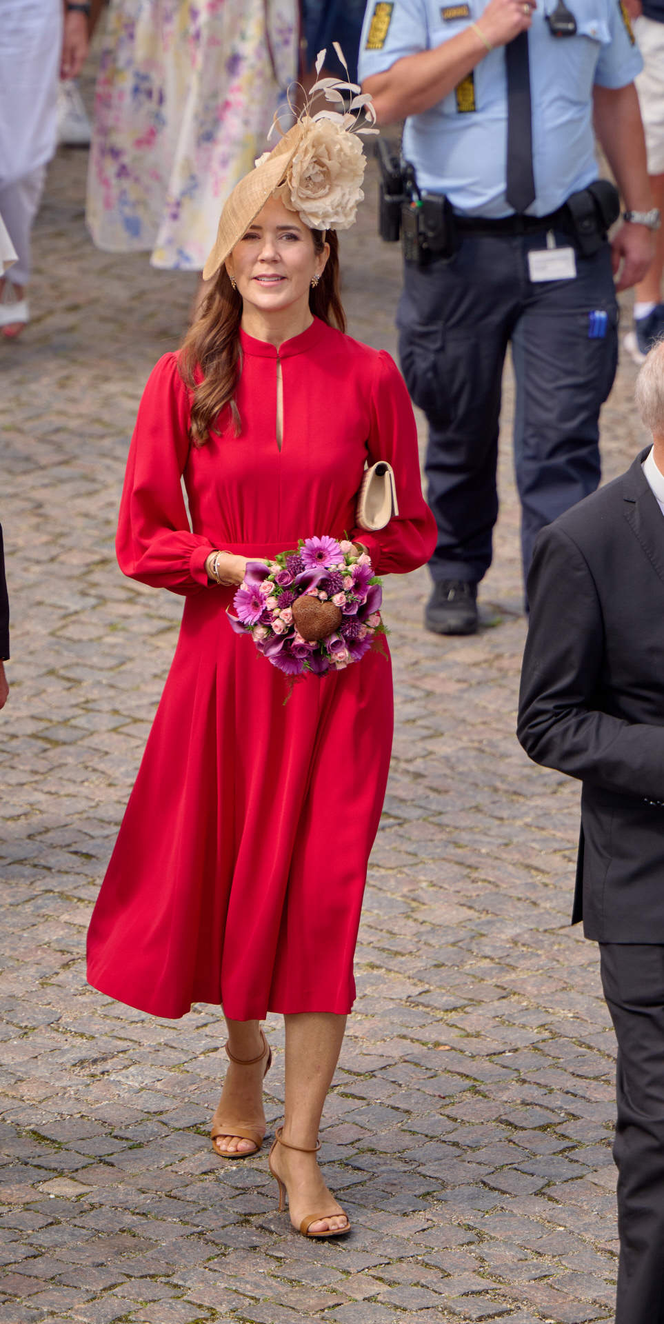 Mary de Dinamarca con vestido rojo de invitada