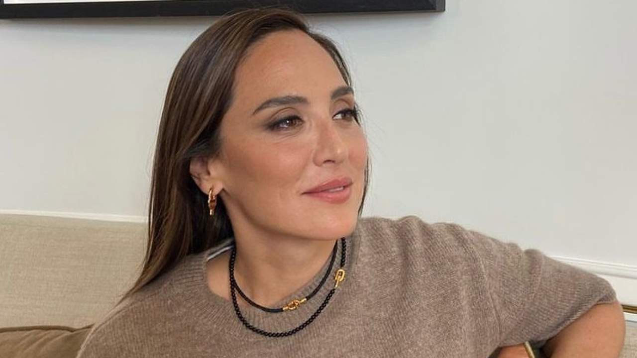 Tamara Falcó, arrebatadora con gabardina, jeans anchos y zapatillas: el look de básicos cool y juvenil para días de frío