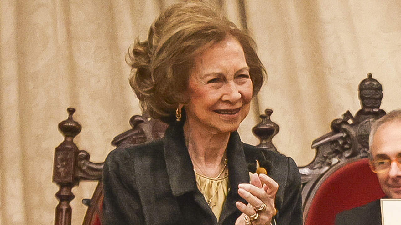 La reina Sofía repite su combinación favorita en su última aparición en Salamanca: traje de dos piezas y un llamativo broche