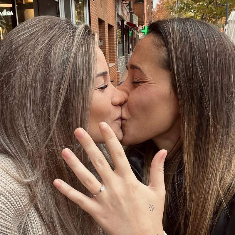 El momentazo viral de la futbolista Lola Gallardo pidiendo matrimonio a su novia con Melendi cantándole en directo