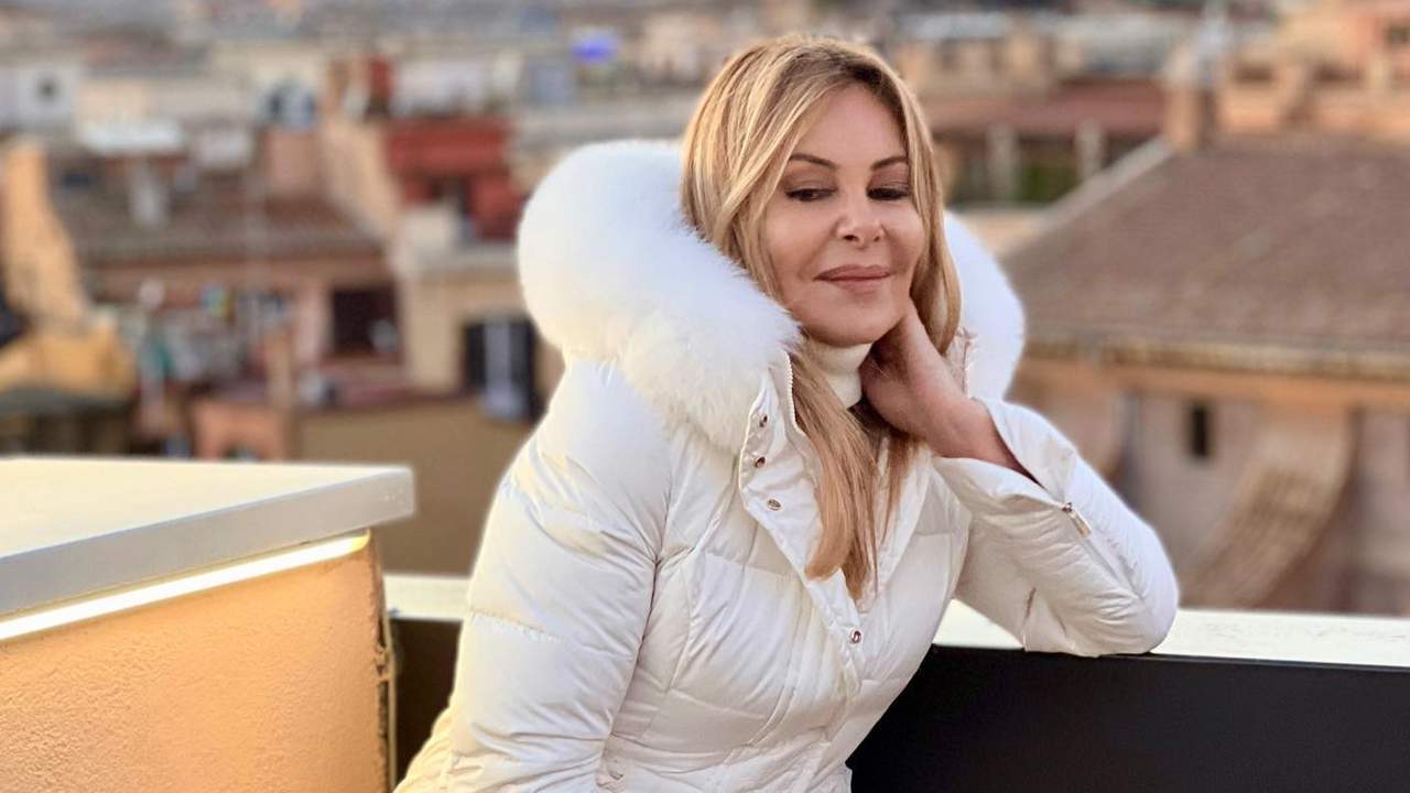 Ana Obregón con un plumífero blanco