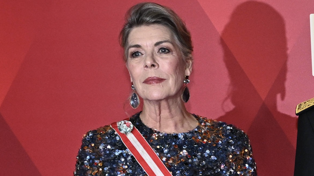 Carolina de Mónaco deslumbra en la ópera con el vestido túnica de terciopelo que arrasa en mujeres +60 porque es elegante y estiliza