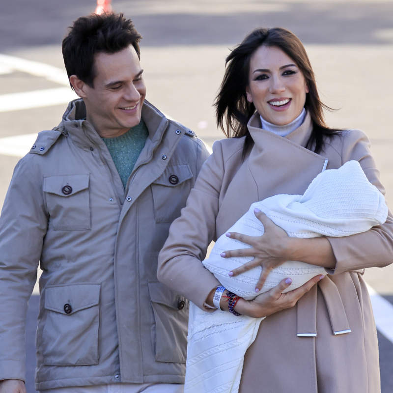 El emotivo recibimiento de Patricia Pardo tal llegar a casa con su hijo Luca recién nacido en brazos