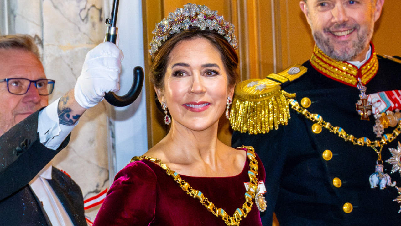 Mary de Dinamarca arrasa con su look más potente: vestido digno de futura reina y manicura con mensaje incluido