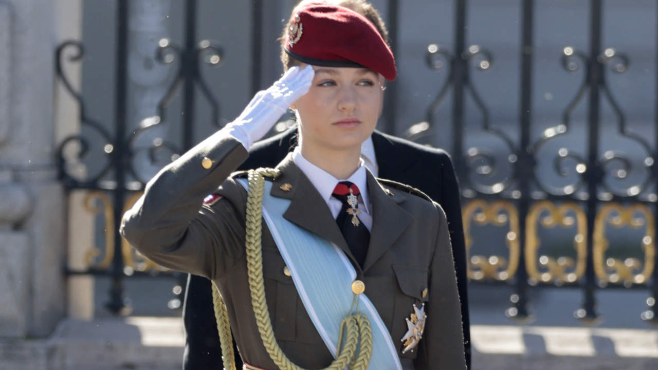 Leonor se estrena en la Pascua Militar con aplomo, uniforme de cadete y bajo la atenta mirada de sus padres Felipe y Letizia