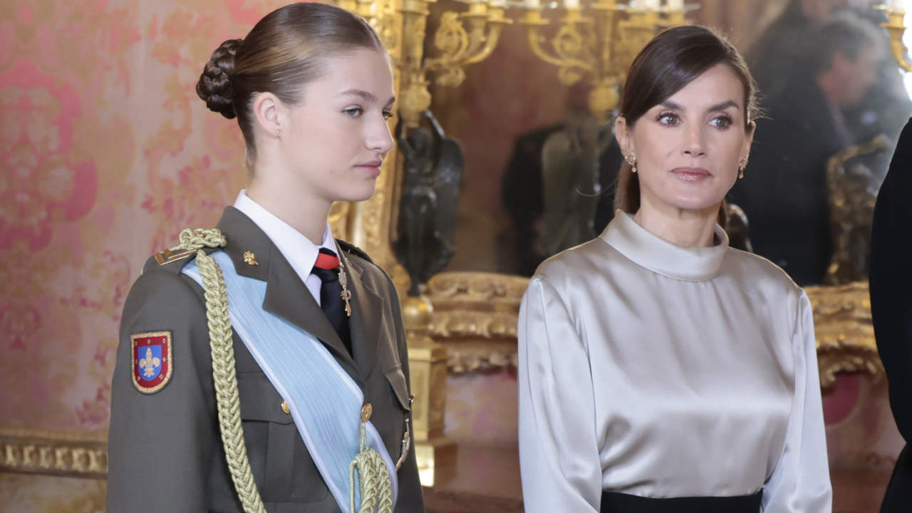 La reina Letizia apuesta por el look más sobrio en la Pascua Militar: blusa, falda y tacón sensato