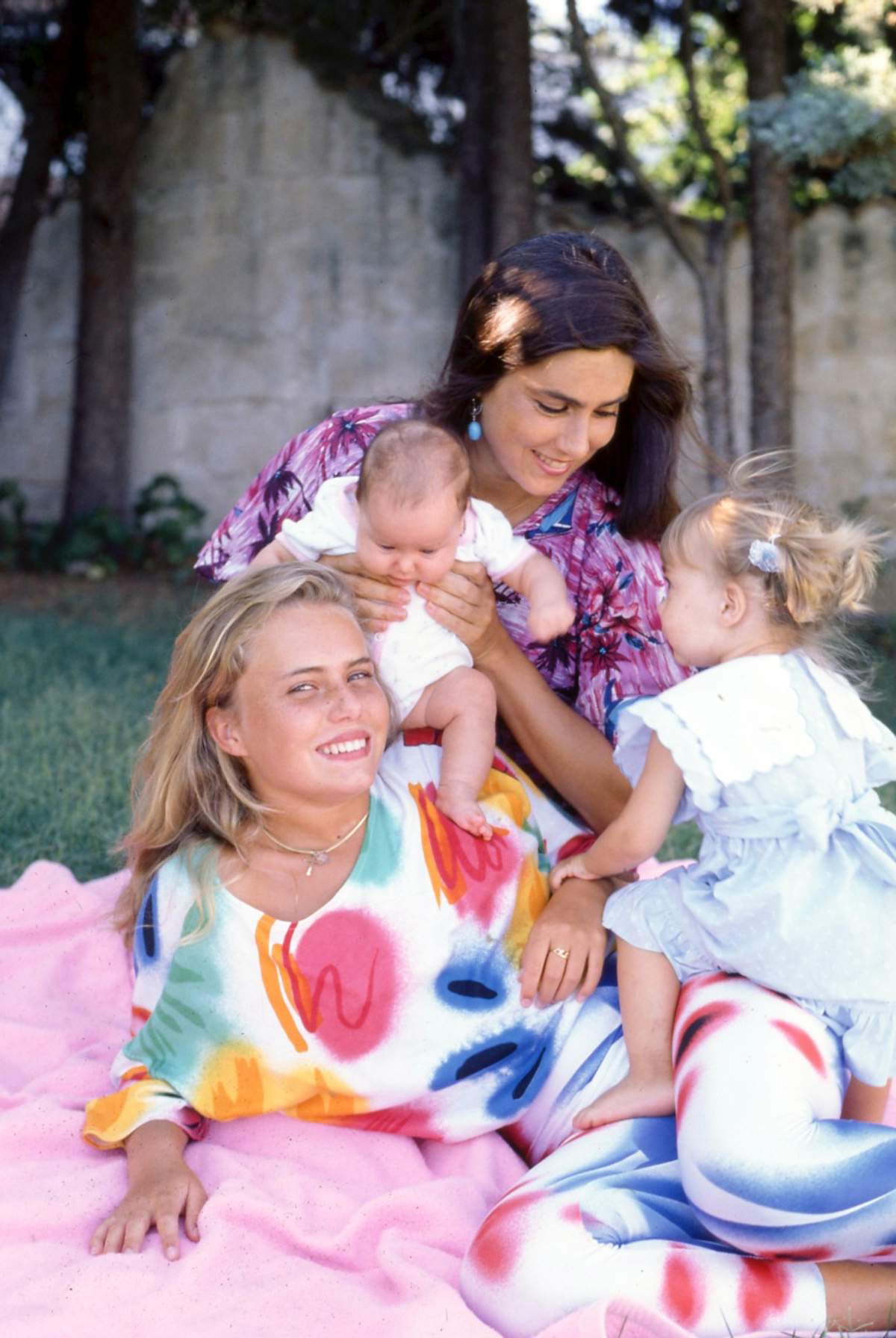 Ylenia, con su madre y sus dos hermanas