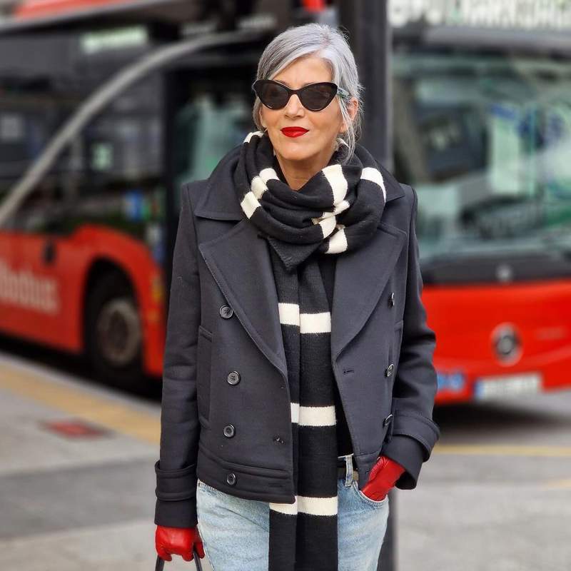 Las mujeres de 50 más modernas están arrasando con este abrigo de lana de las rebajas de Zara