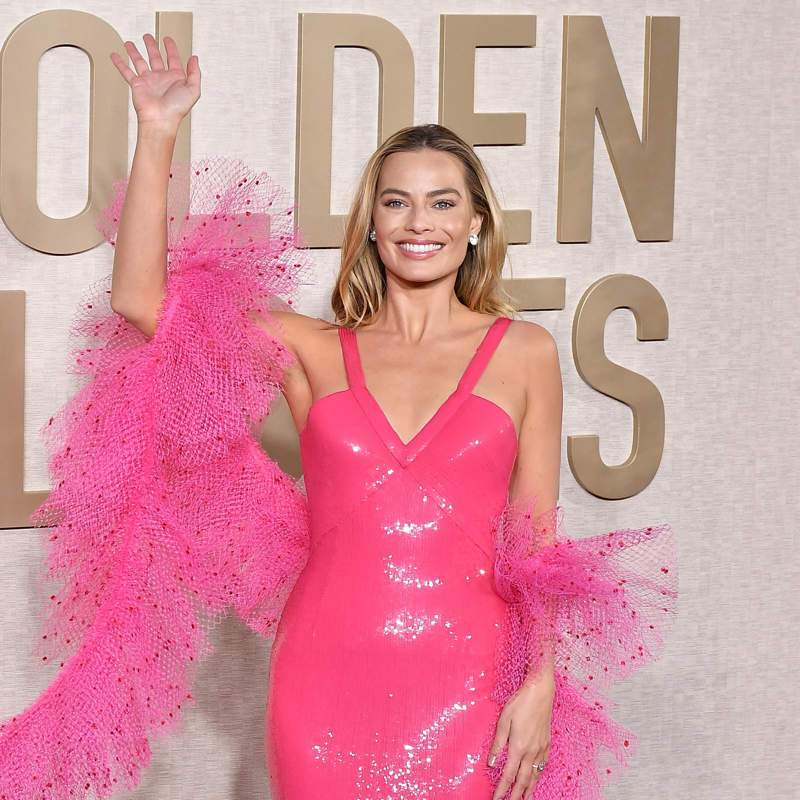 3 vestidos de las rebajas de Zara para copiar el look de Margot Robbie en los Globos de Oro 2024 desde 12 euros