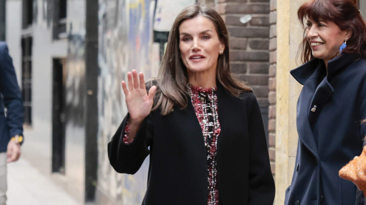 La chaqueta que le ha gustado a la reina Letizia en su visita a la APRAMP