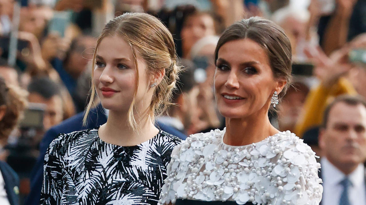 Letizia se cuela en el joyero de su hija Leonor: las dos formas de llevar los pendientes climber