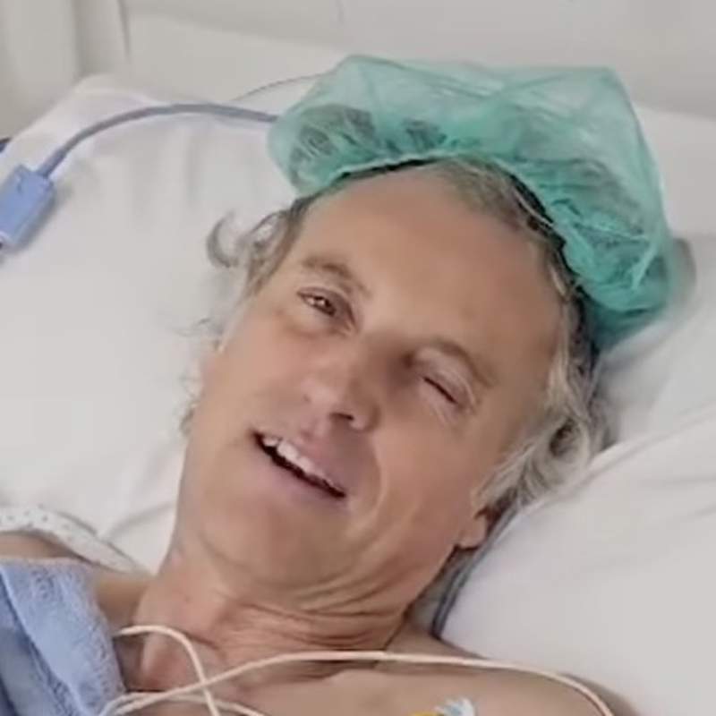 Jesús Calleja preocupa con una imagen postrado en la cama de un hospital