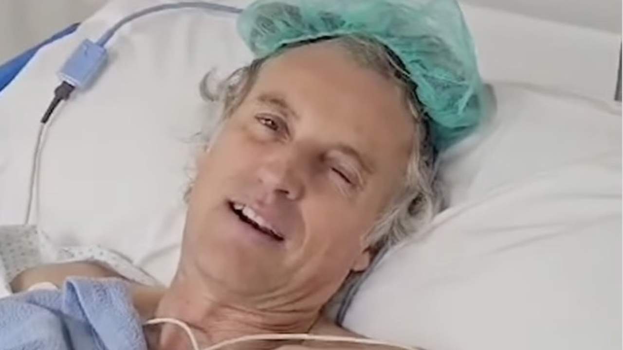 Jesús Calleja preocupa con una imagen postrado en la cama de un hospital