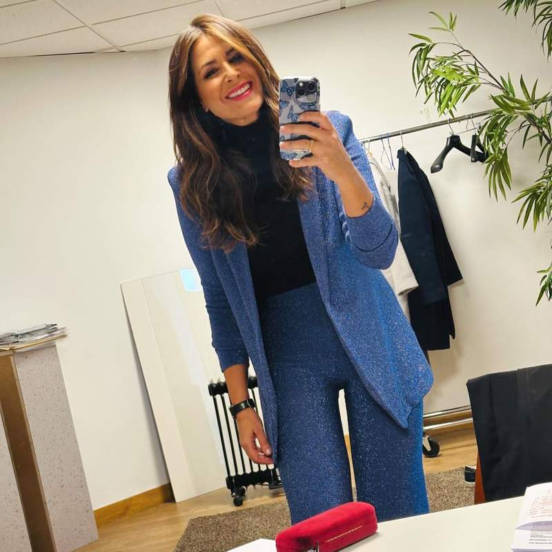 Nuria Roca arrasa con su look vitamina para las de 50: blazer lila de Benetton y pantalón holgado azul
