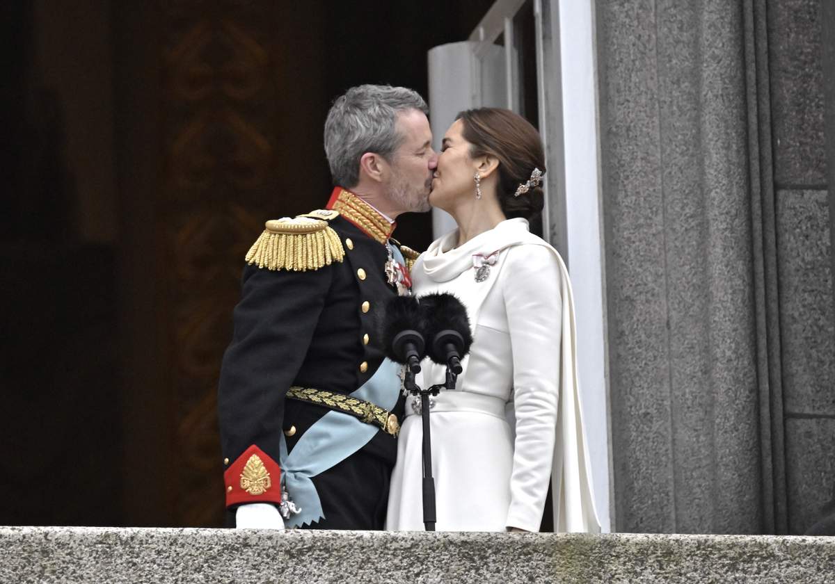 Feederico y Mary de Dinamarca beso