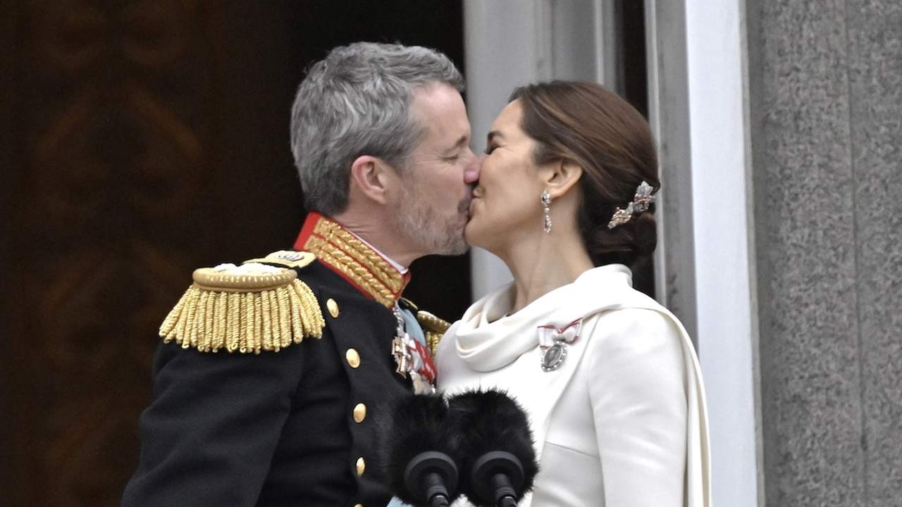 Feederico y Mary de Dinamarca beso