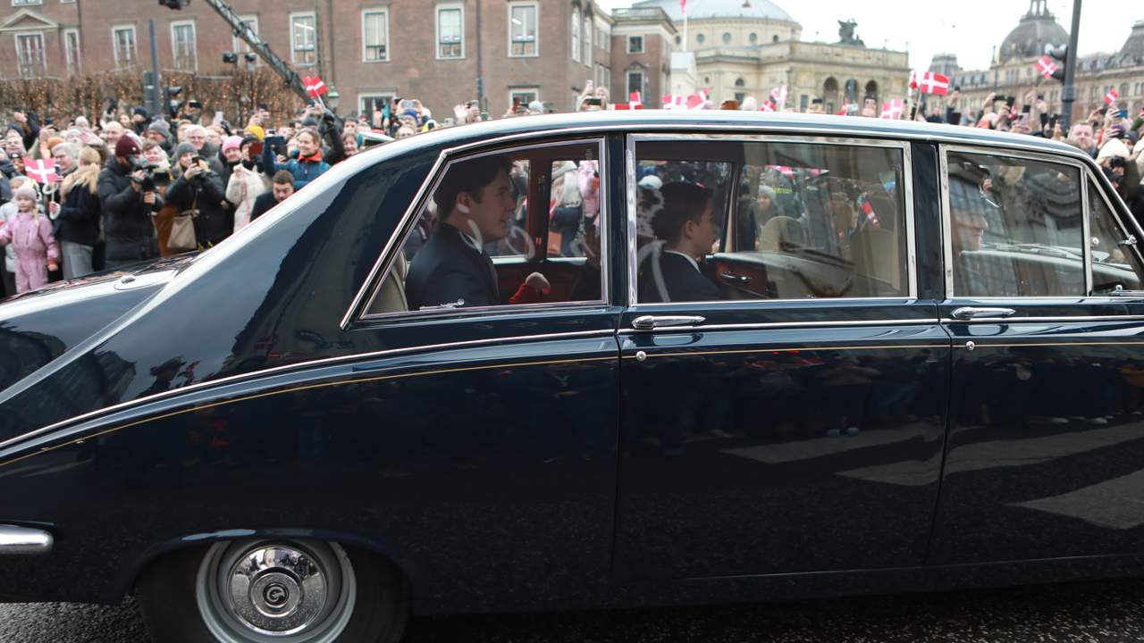 El príncipe Christian de Dinamarca, arropado por sus hermanos pequeños, vive su día grande