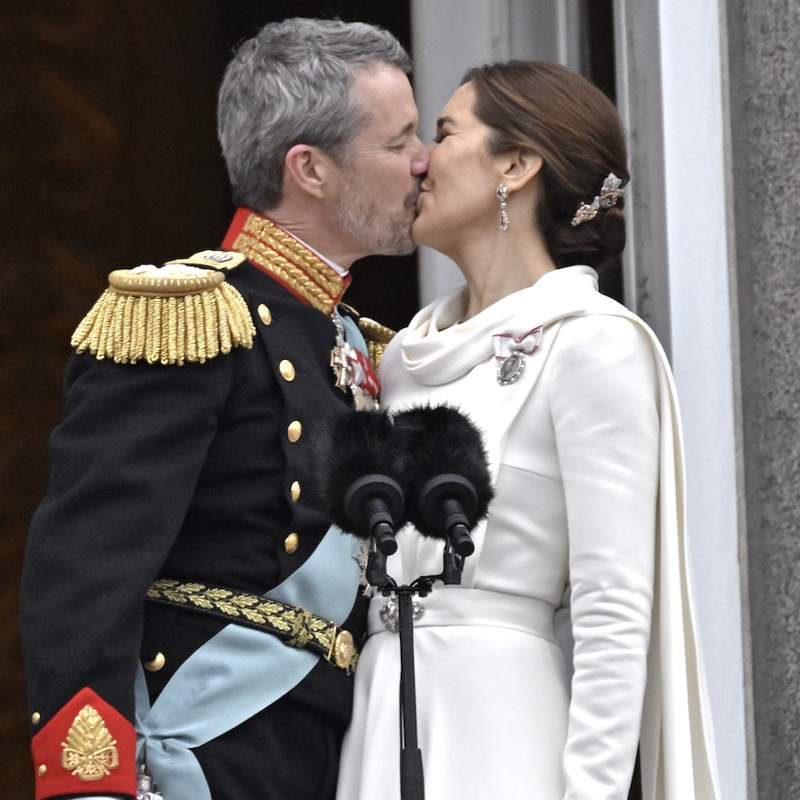 Feederico y Mary de Dinamarca beso