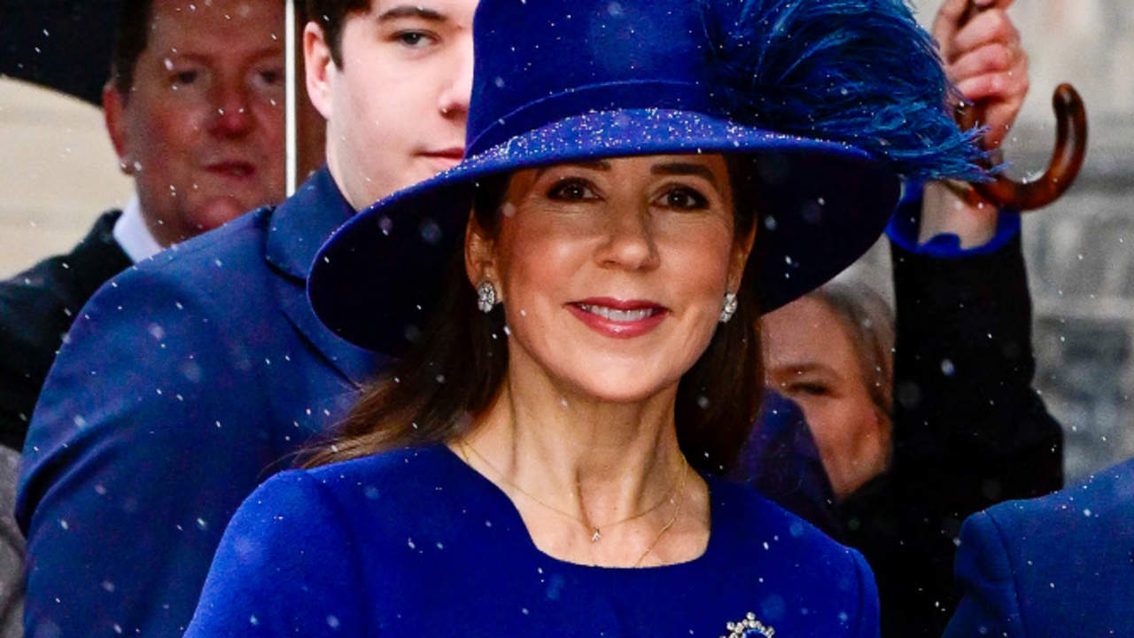 Chaqueta péplum y sombrero con plumas: el outfit con el que Mary Donaldson desafía al mal tiempo en su primera aparición como Reina de Dinamarca