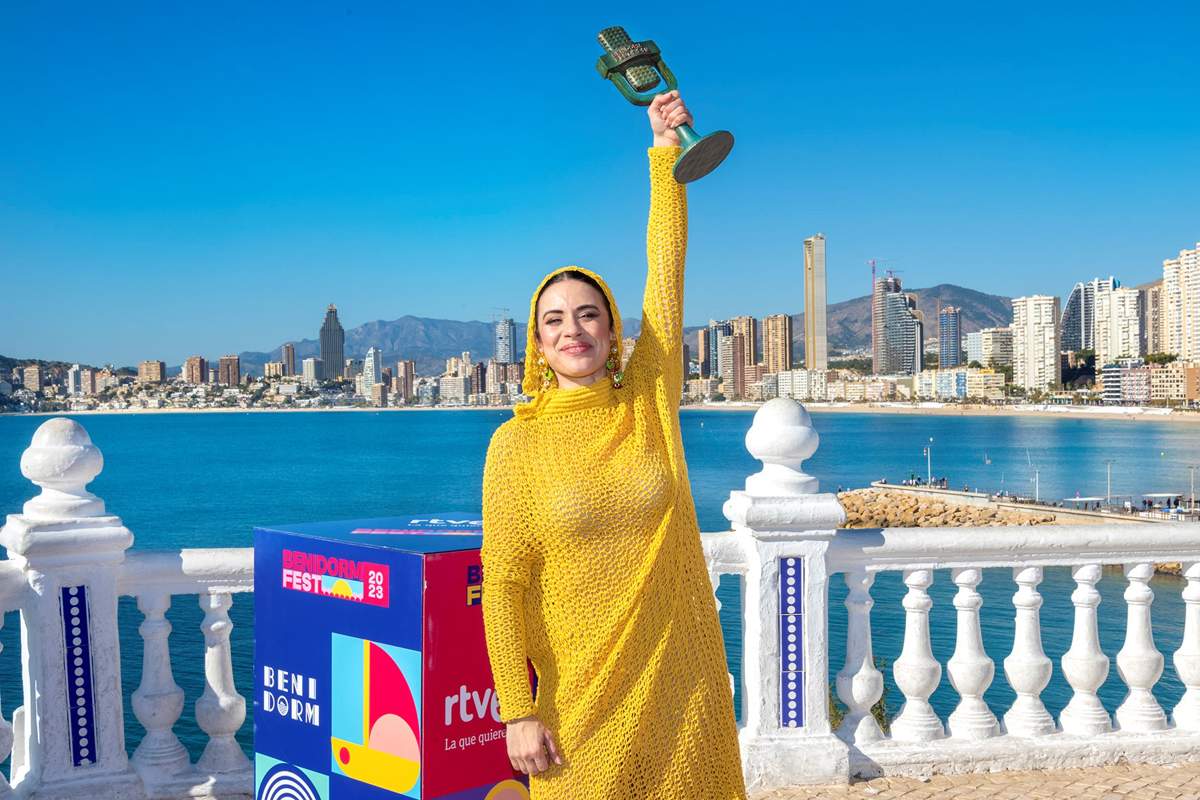 Blanca Paloma, con el trofeo del Benidorm Fest 2023.