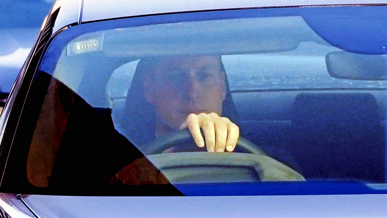 El príncipe Guillermo acude al hospital para visitar a su mujer Kate Middleton tras su operación