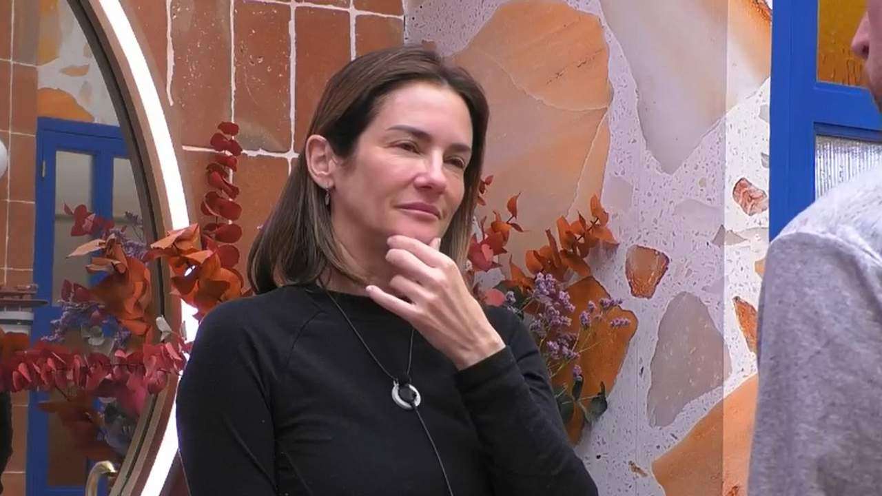 Elena Rodríguez, atónita con la importante información del exterior que se ha colado en 'GH Dúo' por un micro abierto