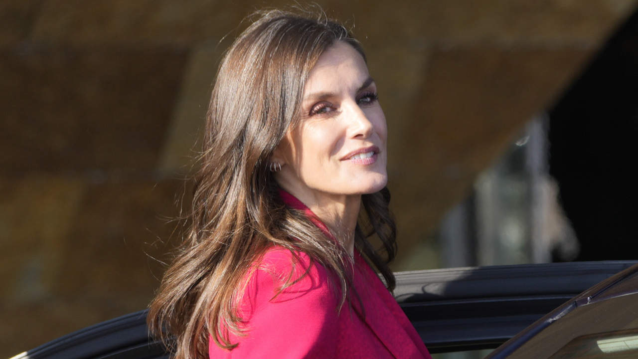 La reina Letizia triunfa con el traje más alegre y favorecedor en Lleida: el uniforme 'buena cara' que queda ideal con tacón y zapatillas