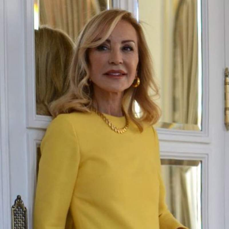 Carmen Lomana con un vestido amarillo