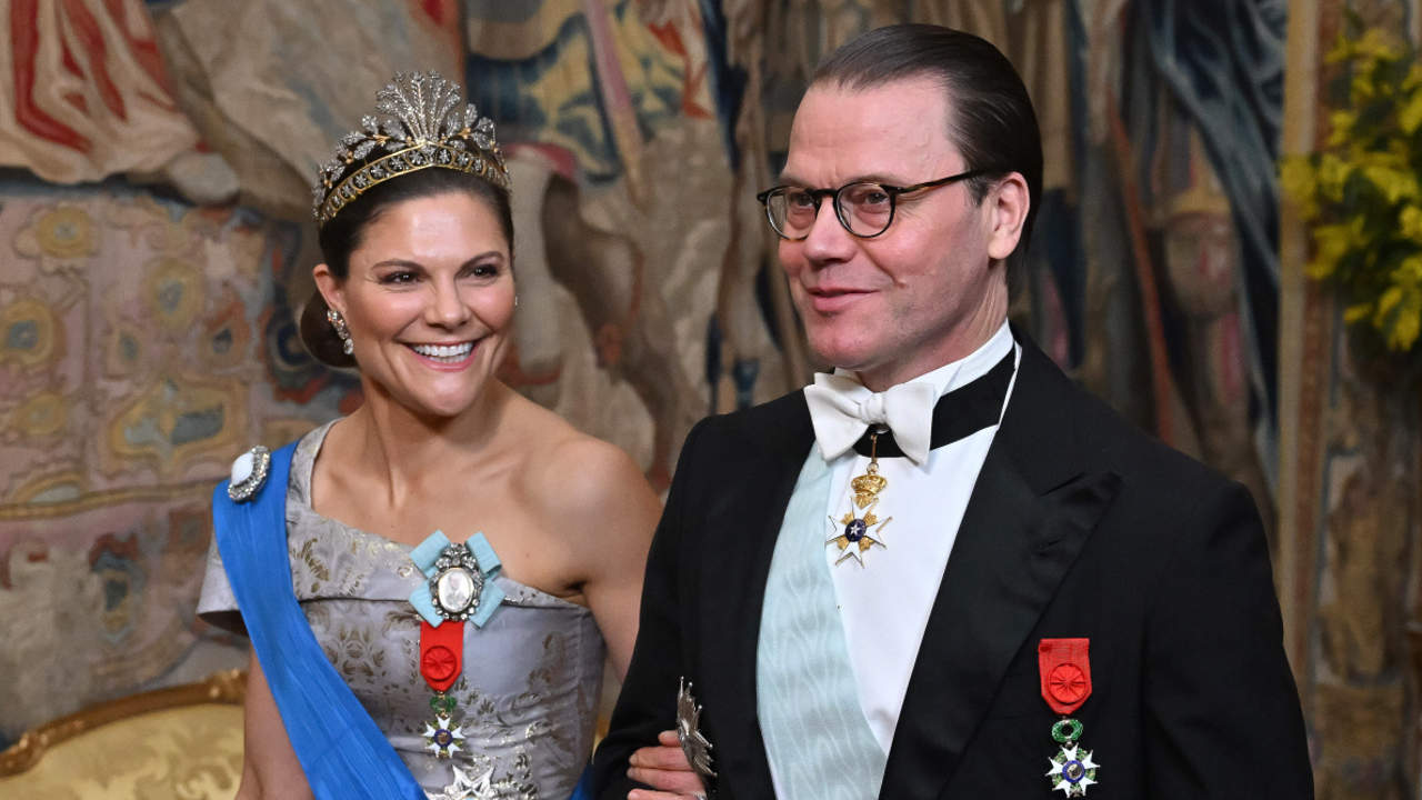 Victoria de Suecia sorprende con un vestido de gala de H&M en la cena de honor a Emmanuel y Brigitte Macron