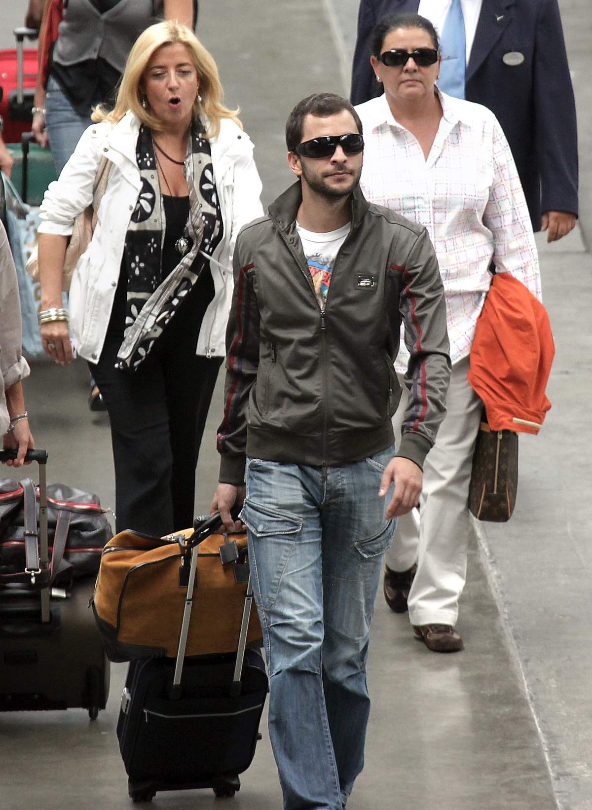 Antonio Tejado junto a María del Monte e Inmaculada Casal