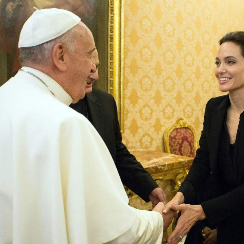 Angelina Jolie y el Papa Francisco.