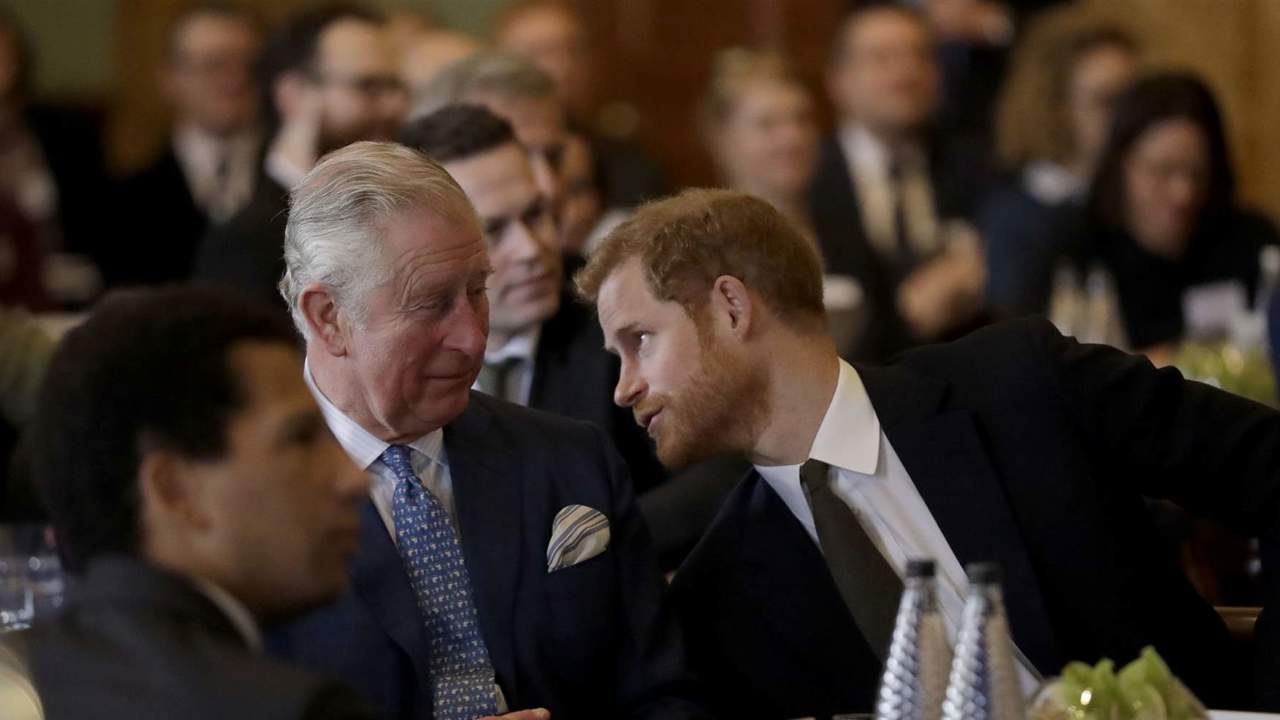 El temor de Carlos III y la corona británica con Harry durante su última visita por el cáncer de su padre
