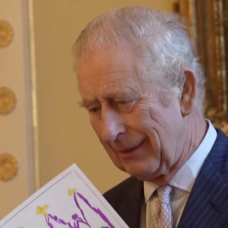 La reacción de Carlos III al ver las más de 7.000 cartas de apoyo que ha recibido por su cáncer