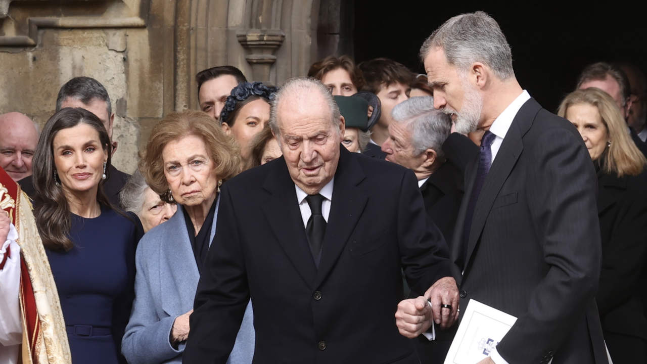 La prensa británica sentencia el encuentro de la reina Letizia y el rey Juan Carlos con un durísimo adjetivo