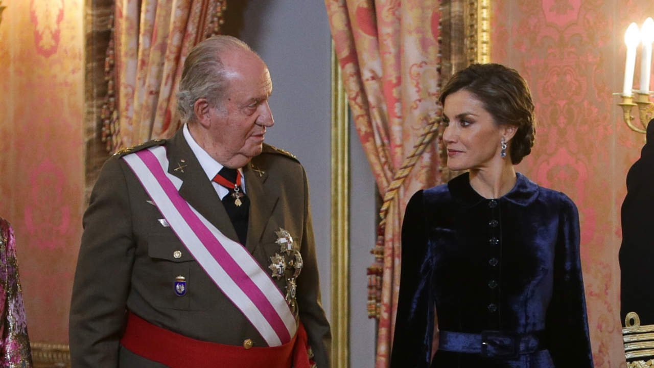 La nueva estrategia de la reina Letizia tiene un hueco para el rey Juan Carlos