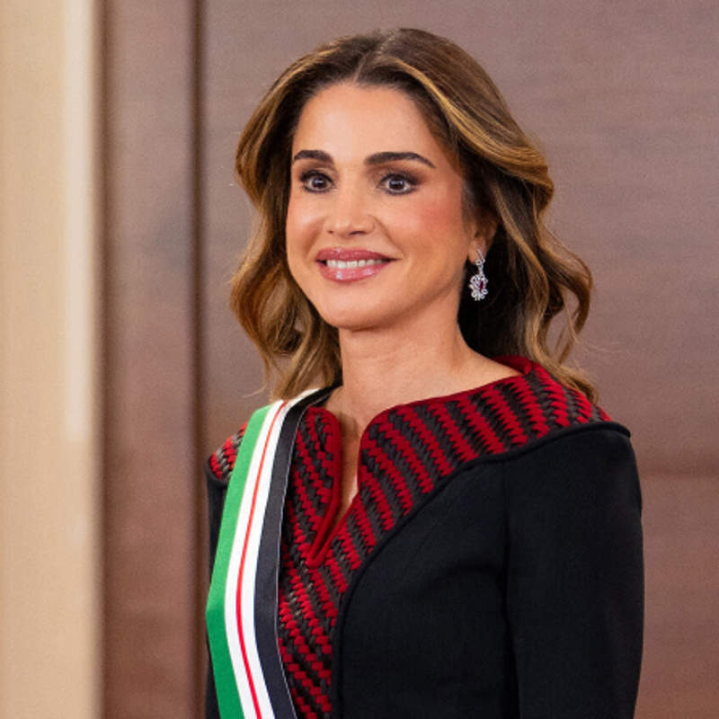 Vestido de corte sirena, diamantes y rubíes: Rania de Jordania celebra sus 25 años en el trono con una condecoración especial