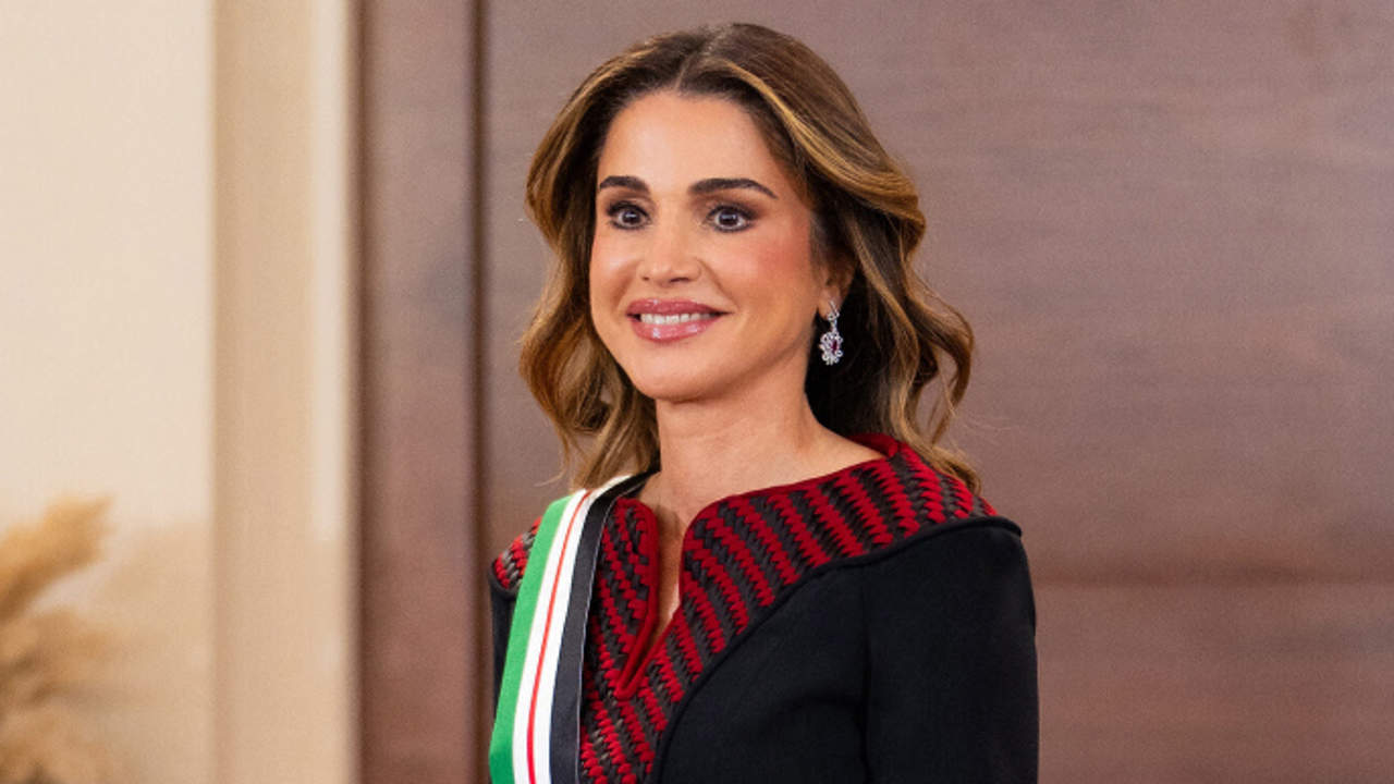 Vestido de corte sirena, diamantes y rubíes: Rania de Jordania celebra sus 25 años en el trono con una condecoración especial