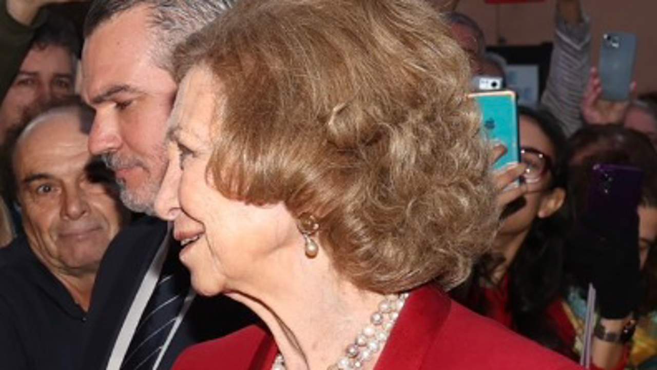 La reina Sofía recurre al rojo para celebrar los 30 años de las Ciudades Patrimonio de la Humanidad
