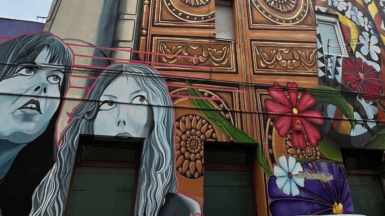 ¿Cuál es 'la ciudad pintada' de España?: recorremos sus calles a través de los impresionantes murales y grafitis