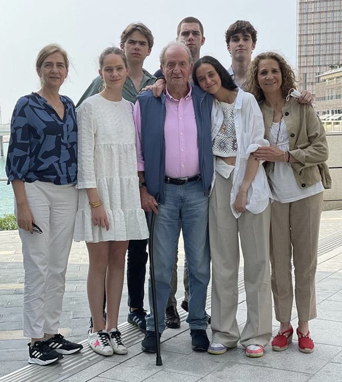 Juan Carlos posa con sus hijas y nietos en Abu Dabi 
