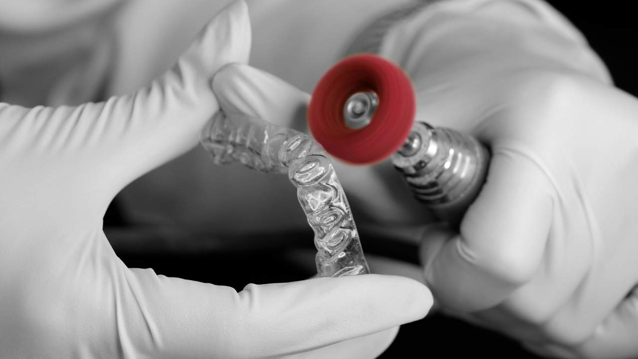 "Denunciable y peligrosísimo": lo que dicen los dentistas del tratamiento con alineadores "low cost"