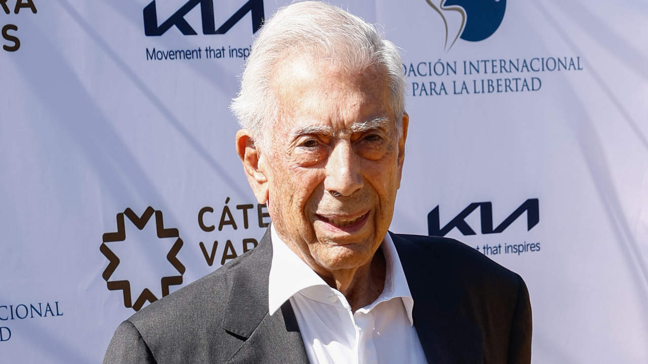 ¿Ingresado y grave? Confusión sobre el estado de salud de Mario Vargas Llosa