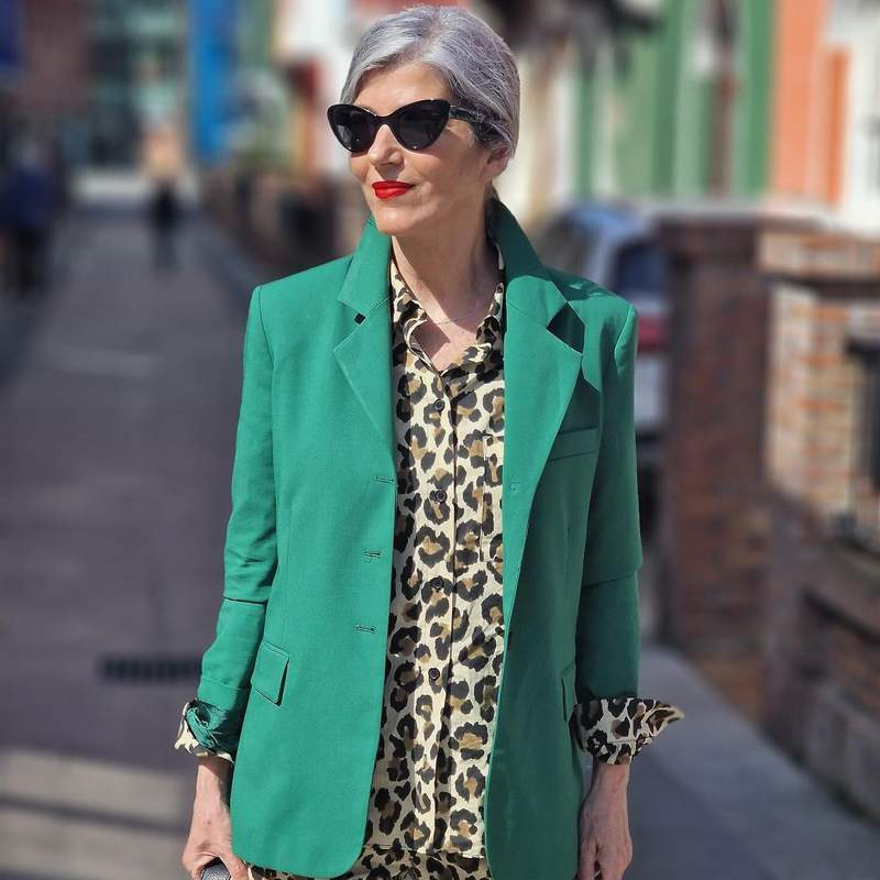 Las +50 agotarán el pantalón de leopardo de Zara que lucen modernas con Converse: fresquito, holgado y tendencia primaveral