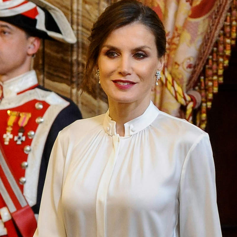 Letizia con blusa blanca