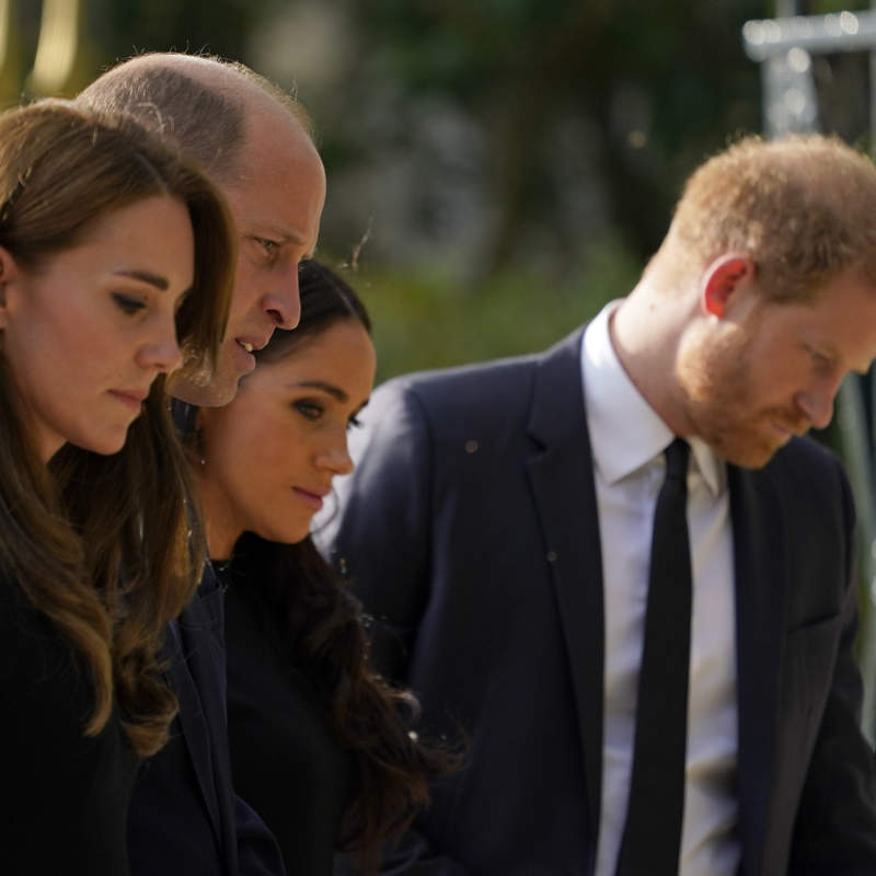 Meghan Markle y Kate Middleton con Harry y Guillermo