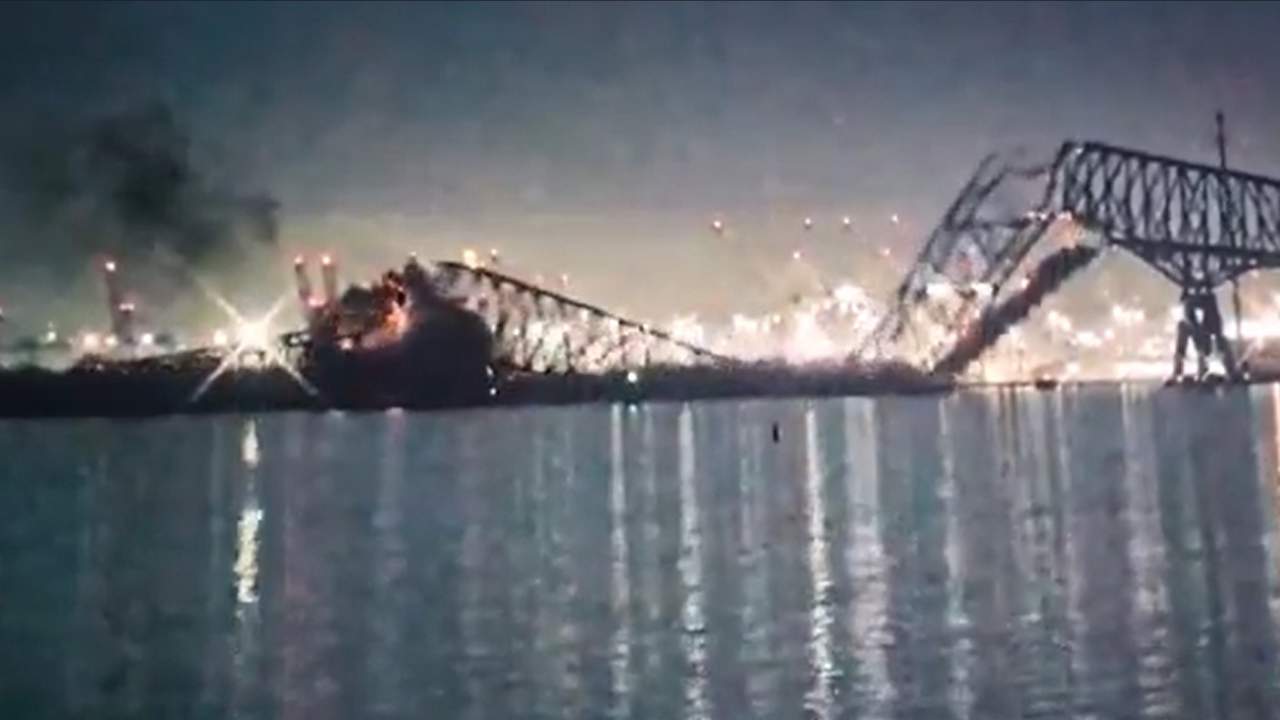 El mayor puente de Baltimore, en EEUU, se derrumba por completo al chocar un buque contra su estructura