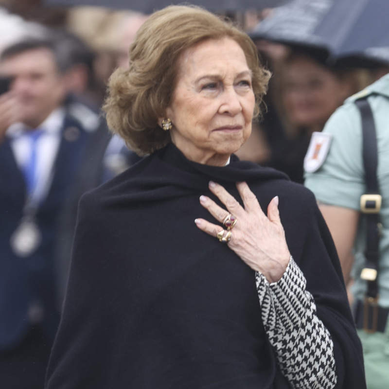 La reina Sofía desafía a la lluvia en la Semana Santa de Málaga con chaqueta de pata de gallo y pantalones anchos
