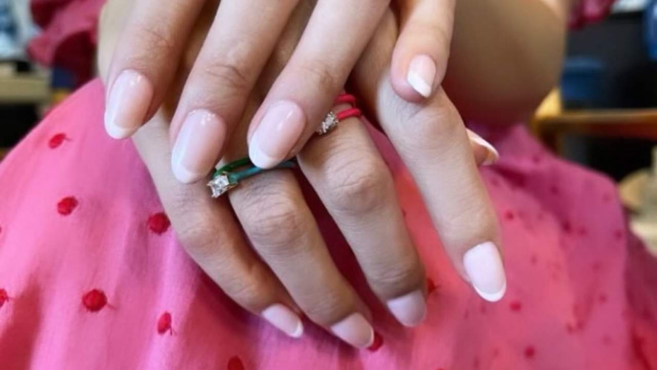 10 diseños de uñas francesas preciosas para invitadas más de 50 elegantes y modernas