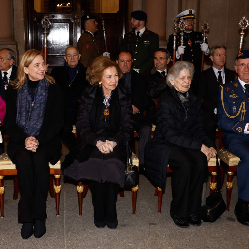 La reina Sofía recibe la medalla del Cristo de los Alabarderos acompañada por la infanta Cristina e Irene de Grecia
