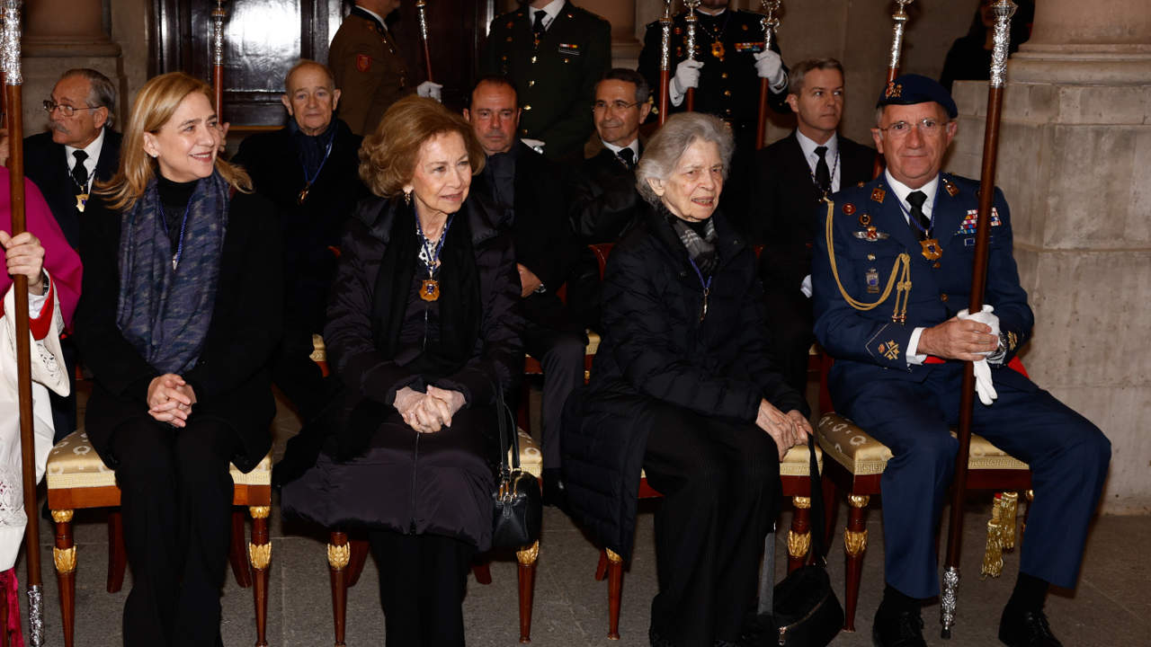 La reina Sofía recibe la medalla del Cristo de los Alabarderos acompañada por la infanta Cristina e Irene de Grecia